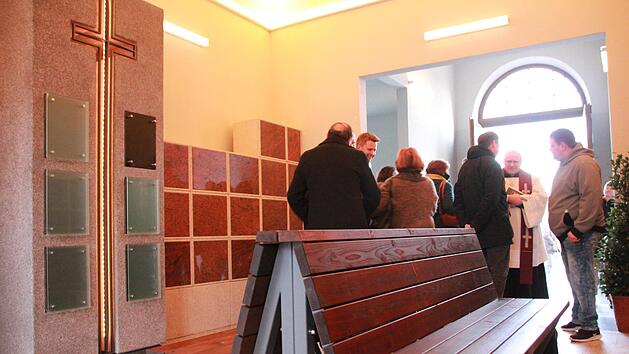 Das Kolumbarium auf dem Alten Friedhof ist fertig gestellt und am Mittwoch eingeweiht worden. Die B&auml;nke im Innenraum wurden symbolisch in Form eines Schiffes entworfen. Foto: Mirjam Stumpf