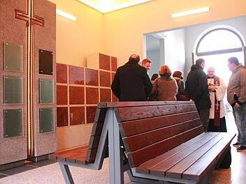 Das Kolumbarium auf dem Alten Friedhof ist fertig gestellt und am Mittwoch eingeweiht worden. Die B&auml;nke im Innenraum wurden symbolisch in Form eines Schiffes entworfen. Foto: Mirjam Stumpf