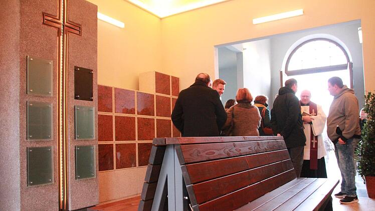 Das Kolumbarium auf dem Alten Friedhof ist fertig gestellt und am Mittwoch eingeweiht worden. Die B&auml;nke im Innenraum wurden symbolisch in Form eines Schiffes entworfen. Foto: Mirjam Stumpf