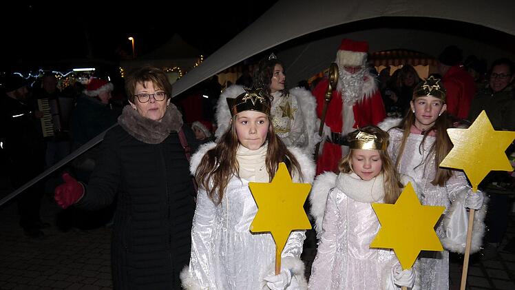 Mit Musik und dem Einzug von Christkind, Nikolaus und den Engeln ist der Neustadter Weihnachtsmarkt er&ouml;ffnet worden. - Foto: Berthold K&ouml;hler