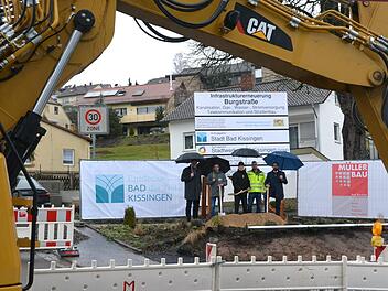 Stadtrat Steffen Hörtler, Lukas Müller von Müller Bau Großenbrach, OB Kay Blankenburg, Dennie Back, Stadt Bad Kissingen, und Jan Voll, der Leiter des Bauamtes der Stadt Bad Kissingen, beim offiziellen Spatenstich zur Erneuerung der Burgstraße in Reiterswiesen.  Foto: Peter Rauch