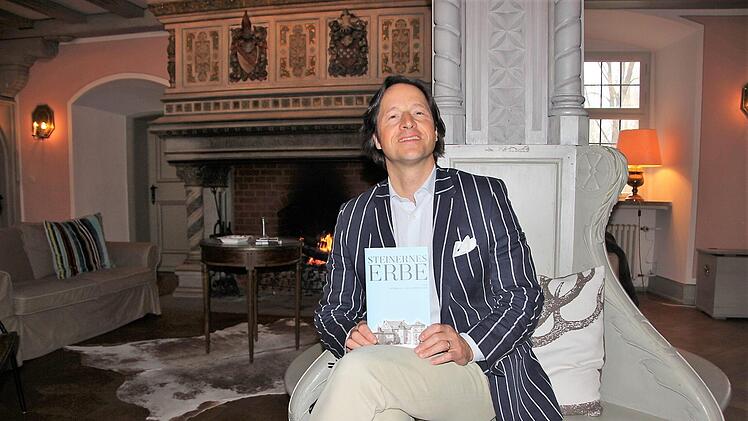 Vor offenen Kamin in seinem "Steinernen Erbe", dem Eyrichshof, präsentiert Hermann vo Rotenhan sein Buch-Debüt. Diana Fuchs