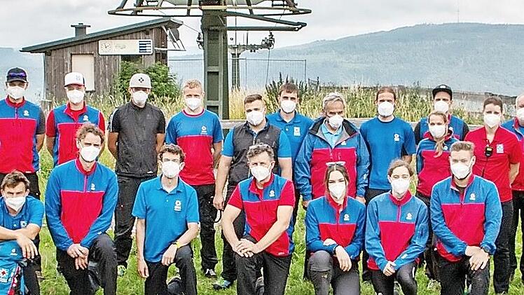"Geschafft! " hieß es für die Teilnehmerinnen und Teilnehmer der Bergwacht Rhön-Spessart. Nach fünf Wochenenden absolvierten sie die Prüfungen an der Kissinger Hütte.