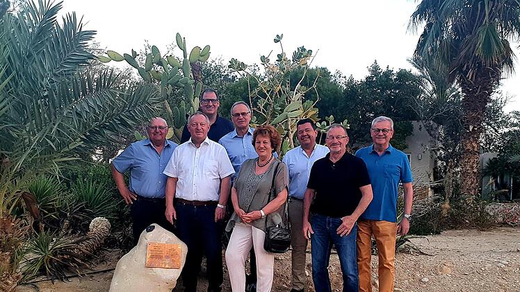 Zu Gast in Israel: Unser Bild zeigt Siegfried Erhard, Landrat Thomas Bold, Volker Partsch, Roland Limpert, stellvertretende Landrätin Brigitte Meyerdierks, Wolfgang Dünisch, Edwin Metzler und stellvertretenden Landrat Gotthard Schlereth am Gedenkstein, der an den gebürtigen Bad Kissinger Joske Ereli erinnert. Foto: Nathalie Bachmann