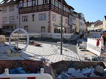 Die Einmündung der Dalbergstraße wird aktuell fertiggestellt, links die Schablone des Brunnens.