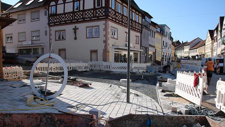 Die Einmündung der Dalbergstraße wird aktuell fertiggestellt, links die Schablone des Brunnens.
