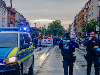 Demonstrationszug mit Pyrotechnik: Polizei vor Ort