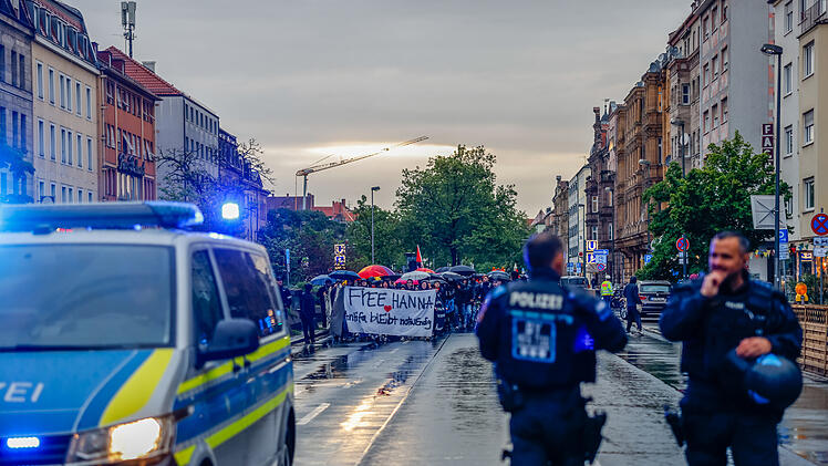Demonstrationszug mit Pyrotechnik: Polizei vor Ort