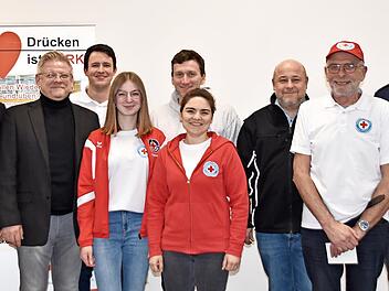 Der neue Vorstand der Ortsgruppe Kulmbach (von links) mit Bürgermeister Frank Wilzok (Zweiter von links): Jannik Ramming (Kreiswasserwacht), Nico Siegele, Magdalena Meisel, Andreas Deibert, Serap Asal, BRK-Kreisgeschäftsführer Stefan Adam, Fabio H...