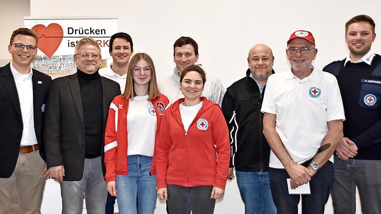 Der neue Vorstand der Ortsgruppe Kulmbach (von links) mit Bürgermeister Frank Wilzok (Zweiter von links): Jannik Ramming (Kreiswasserwacht), Nico Siegele, Magdalena Meisel, Andreas Deibert, Serap Asal, BRK-Kreisgeschäftsführer Stefan Adam, Fabio H...