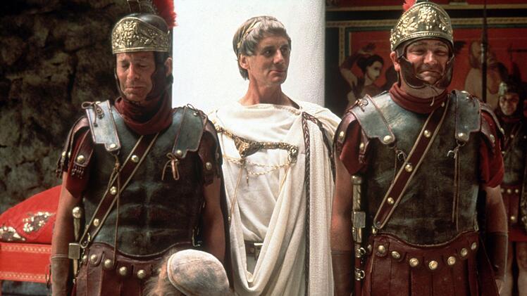 Zusammen mit seinem Oxford-Studienkollegen Terry Jones schrieb Michael Palin unzählige "Flying Circus"-Sketche. Unvergessen bleibt er auch als stotternder Pontius Pilatus in "Das Leben des Brian" (Bild, Mitte).