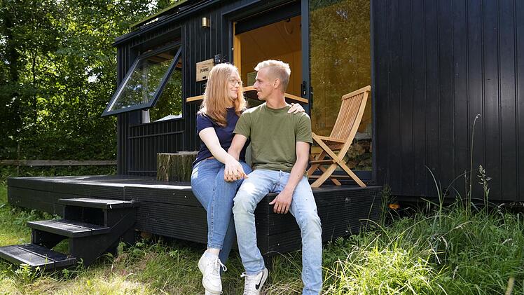 Hofdame Pauline besucht Bauer Christopher in Brandenburg.