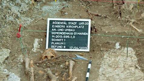 Auf dem Schild sind die wichtigsten Informationen zur Grabungsstätte notiert. Die gespannten Schnüre dienen zur Vermessung der Fundstelle. Foto: Thomas Heuchling