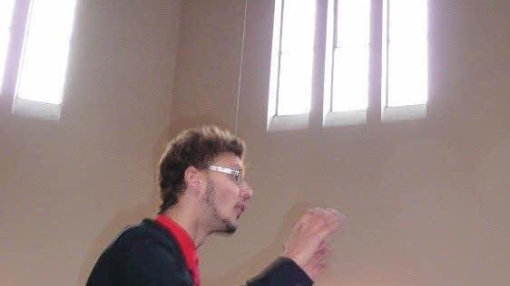 Jakob Mack dirigierte "ersatzweise" den Chor "Cantabile" und führte ihn gekonnt durch das Programm. Foto: Sabine Meißner