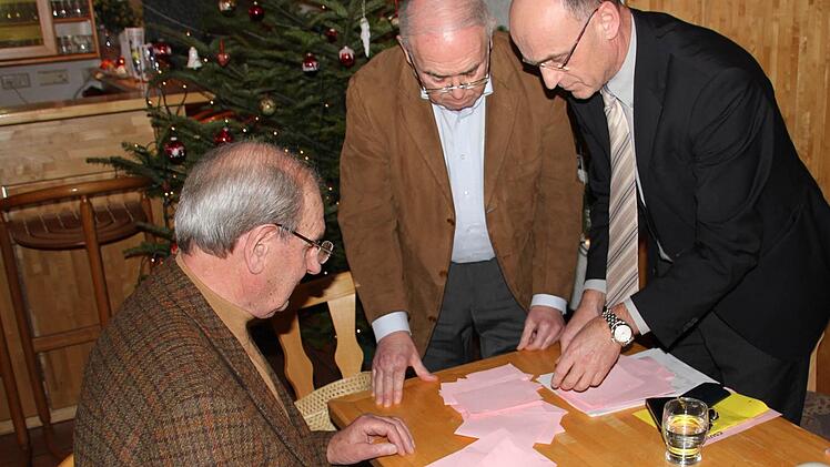 Sie hatten ein leichtes Amt: Der ehemalige Gemeinderat Heinrich Pflaum, Ex-Bürgermeister Siegmund Kerker und Landratskandidat Wilhelm Schneider (von links) zählten die Stimmzettel aus.   Fotos: Klaus Schmitt