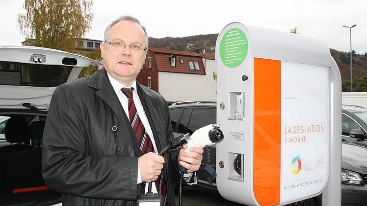Einen Zuwachs bei den Ladevorgängen verzeichnet Manfred Zimmer, Geschäftsführer der Bad Kissinger Stadtwerke: Heuer wurde auf dem Salinen-Parkplatz bereits 634 Mal Strom gezapft. Foto: Ralf Ruppert