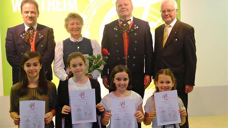 Ehrung für treue Sänger.Foto: Gerd Schaar