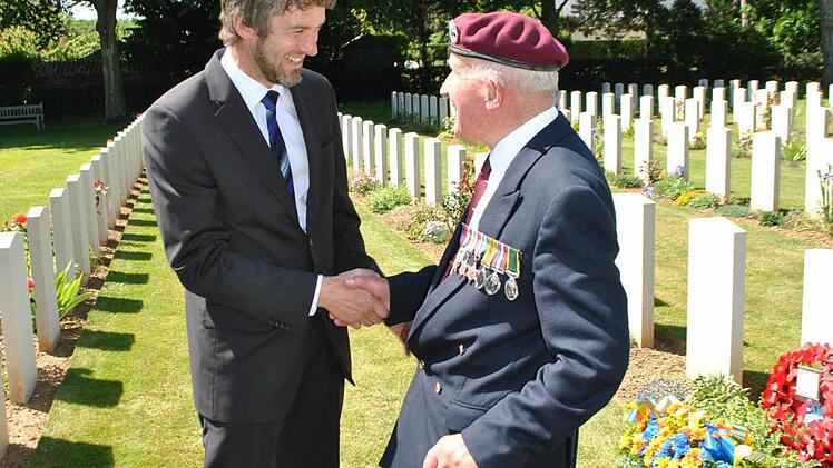 Mottens Bürgermeister Jochen Vogel spricht in Ranville mit dem englischen Veteranen Lawrie (Lawrence) Witten, der an diesem Tag bei bester Gesundheit seinen 93. Geburtstag feierte.  Foto: Caroline Morcel