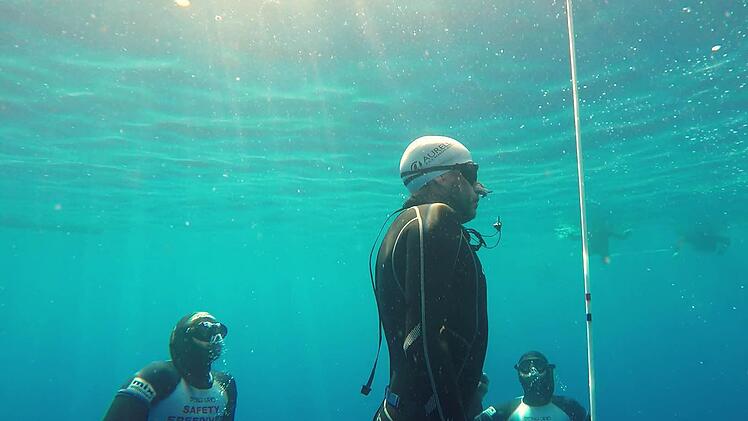 Freitaucher Jens Stoetzner (taucht mit einem Atemzug über 50 Meter tief),...