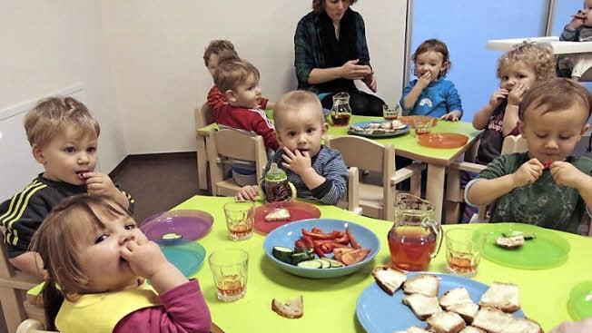 Beim gemeinsamen Frühstück stärken sich die Kinder mit Butterbroten, Gemüse und Tee.