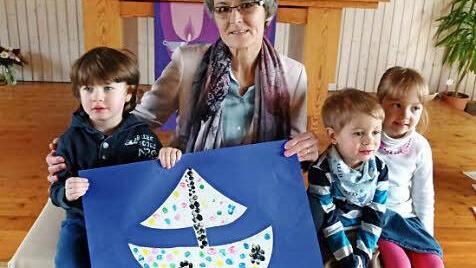 "Ihre Kinder" bedanken sich bei Angelika Wurst mit einem selbstgemalten Bild. Foto: Lothar Weidner