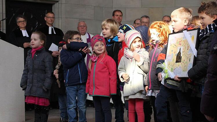 Die Kinder der Kita St. Augustin hatten ein Lied und ein Gedicht einstudiert und ein Bild für den Erzbischof mitgebracht. Foto: Ulrike Nauer