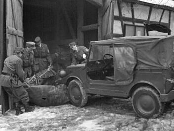 Polizisten stellten den Jeep und das Schlauchboot von Karl-Heinz Hoffmann sicher.  Fotos: Stadtarchiv Forchheim/Michael Wuttke