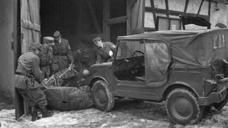 Polizisten stellten den Jeep und das Schlauchboot von Karl-Heinz Hoffmann sicher.  Fotos: Stadtarchiv Forchheim/Michael Wuttke