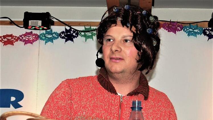 Eine Waldfensterer Ehefrau (Manuel Vorndran) lästert über Ehemann Eugen.Sigismund von Dobschütz