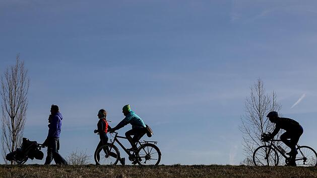Radfahrer, eine Familie und eine Joggerin nutzen das fr&uuml;hlingshafte Wetter f&uuml;r einen Ausflug.  Symbolfoto: Jan Woitas/dpa-Zentralbild/dpa