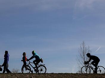 Radfahrer, eine Familie und eine Joggerin nutzen das fr&uuml;hlingshafte Wetter f&uuml;r einen Ausflug.  Symbolfoto: Jan Woitas/dpa-Zentralbild/dpa