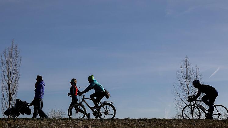 Radfahrer, eine Familie und eine Joggerin nutzen das fr&uuml;hlingshafte Wetter f&uuml;r einen Ausflug.  Symbolfoto: Jan Woitas/dpa-Zentralbild/dpa