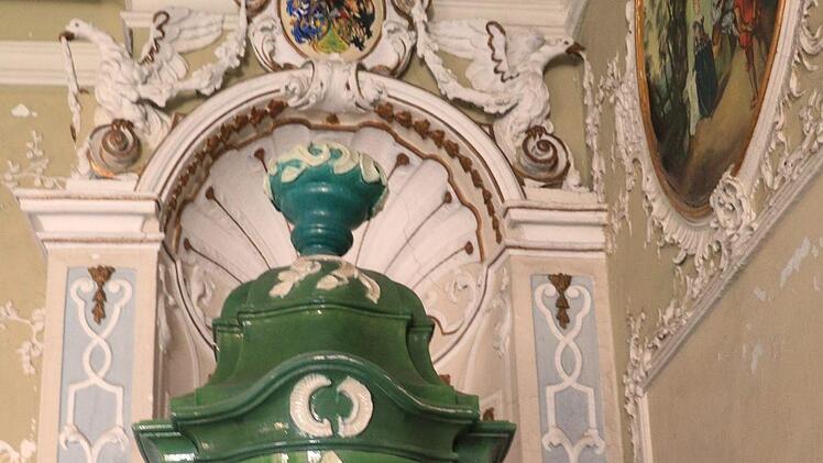 Solche prachtvollen Öfen gibt es im Schloss viele.Foto: Katrin Geyer