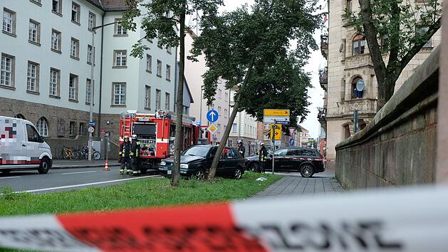 Nach &Uuml;berholvorgang von Stra&szlig;e abgekommen und mit Baum kollidiert