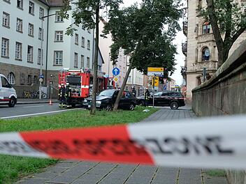Nach Überholvorgang von Straße abgekommen und mit Baum kollidiert