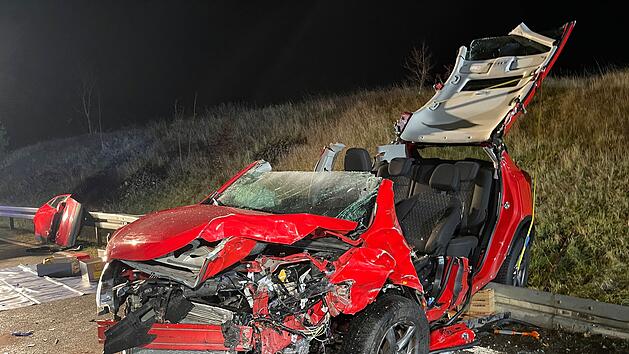 Frontalzusammenstoß: Drei Verletzte nach Unfall auf B22.