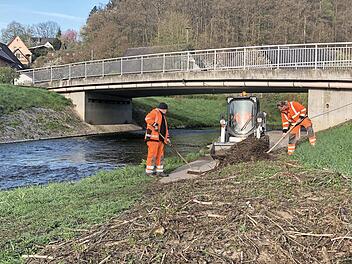 Thomas Zier (rechts) und Michael Kessel (links) packen unter der Dorfbrücke von Fürth am Berg mit an. Der Unrat entlang des Fahrrad- und Gehweges muss schließlich weg.