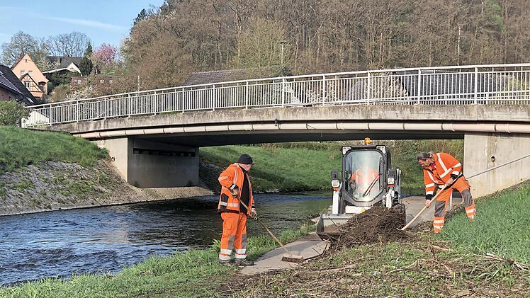 Thomas Zier (rechts) und Michael Kessel (links) packen unter der Dorfbrücke von Fürth am Berg mit an. Der Unrat entlang des Fahrrad- und Gehweges muss schließlich weg.