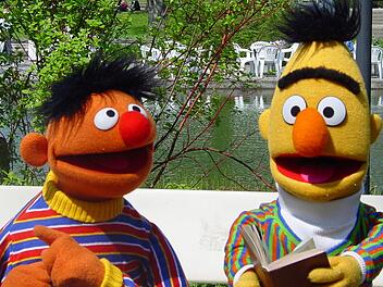 Ernie und Bert aus der "Sesamstra&szlig;e" werden in Hamburg zu Ampelm&auml;nnchen. Es gilt: "Bei Bert bleibst du stehen, bei Ernie kannst du gehen."