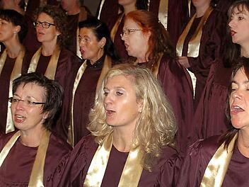 Wo immer der Gospelchor "Die KisSingers" unter der musikalischen Leitung von Stadtkantor Jörg Wöltche auftritt, immer lässt er ein begeistertes Publikum zurück. So auch jetzt beim Gospelgottesdienst in der Bad Kissinger Erlöserkirche.  Foto: Peter Klopf