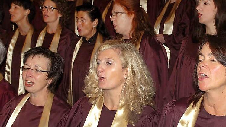 Wo immer der Gospelchor "Die KisSingers" unter der musikalischen Leitung von Stadtkantor Jörg Wöltche auftritt, immer lässt er ein begeistertes Publikum zurück. So auch jetzt beim Gospelgottesdienst in der Bad Kissinger Erlöserkirche.  Foto: Peter Klopf