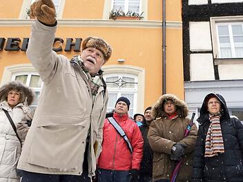 Stadtführung im Schneetreiben: mit Gästeführer Eduard Fleischmann an der Schranne Foto: Matthias Hoch