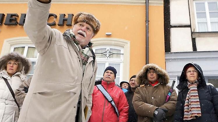 Stadtführung im Schneetreiben: mit Gästeführer Eduard Fleischmann an der Schranne Foto: Matthias Hoch