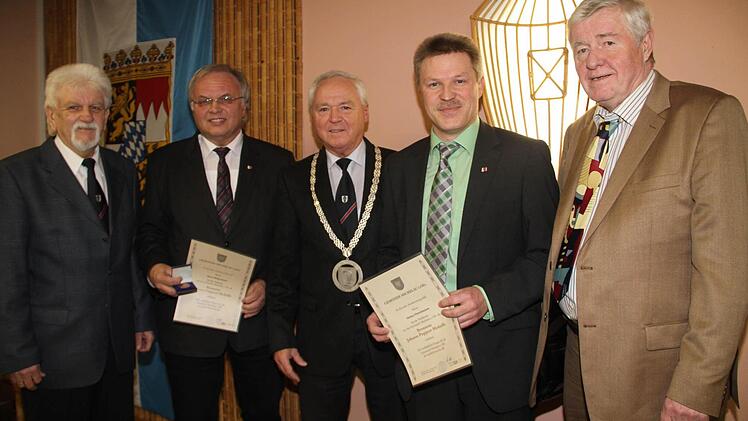 Horst Habermann (Zweiter von links) und Stefan Fleischmann (Zweiter von rechts) erhielten die bronzene Johann-Puppert-Medaille. Mit im Bild (von links) Zweiter Bürgermeister Klaus Krügl, Bürgermeister Helmut Fischer und Dritter Bürgermeister Paul Habich.