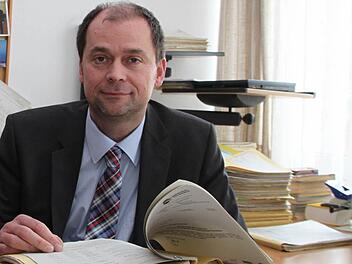 Kreiskämmerer Rainer Dippold hat eine schwierige Aufgabe zu meistern.   Foto: Dagmar Besand