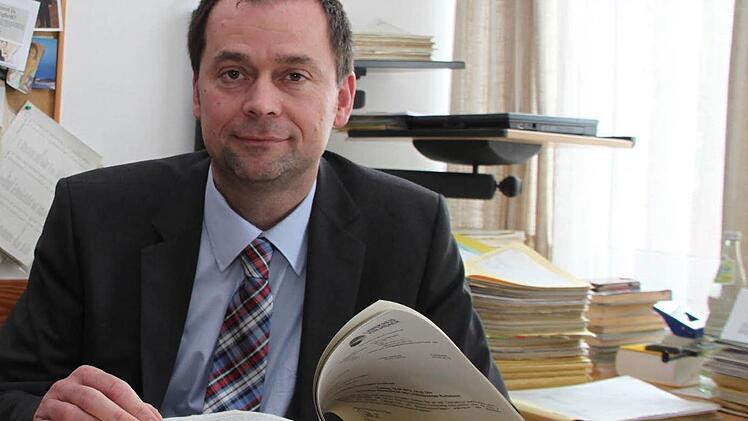 Kreiskämmerer Rainer Dippold hat eine schwierige Aufgabe zu meistern.   Foto: Dagmar Besand