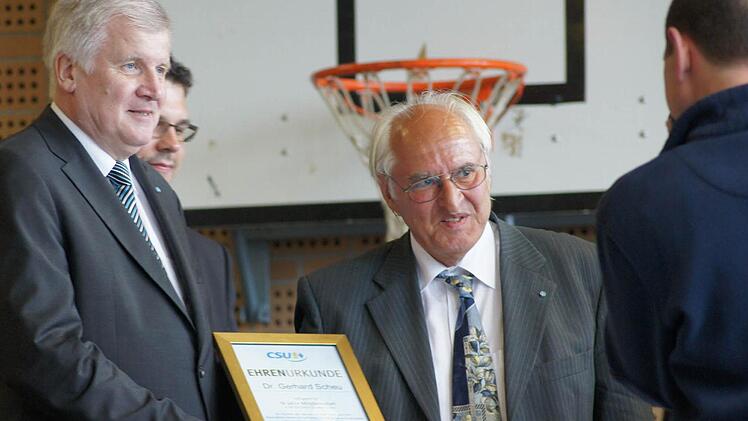 Horst Seehofer überreicht Gerhard Scheu die Ehrenurkunde. Foto: Sarah Dann