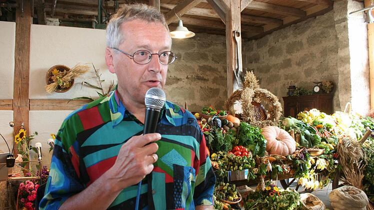 Mundartdichter Helmut Haberkamm hielt beim Kreiserntedankfest seinen geliebten Franken einen Spiegel vor. Fotos: Evi Seeger