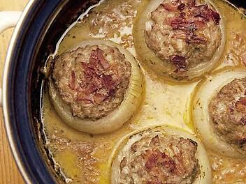 Zur gefüllten Zwiebel gibt's Stampf und Sauerkraut.  Foto: Genussregion