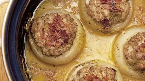 Zur gefüllten Zwiebel gibt's Stampf und Sauerkraut.  Foto: Genussregion